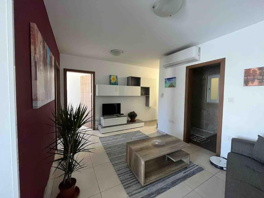 Apartment Lovely 3 Bedroom *
