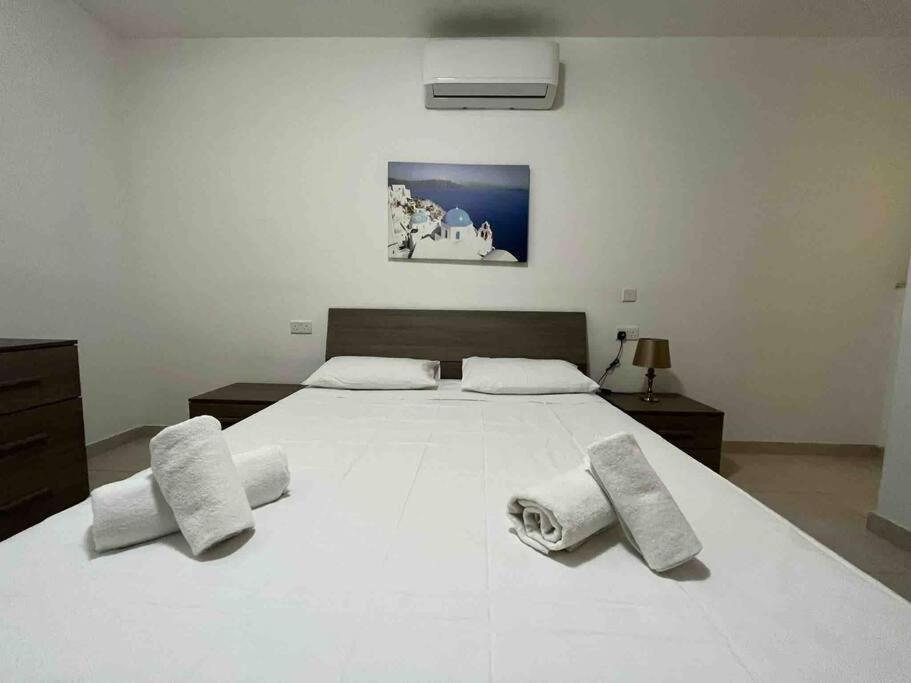 Lovely 3 Bedroom Apartment *
