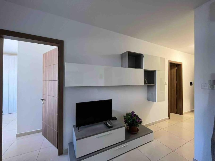 Apartment Lovely 3 Bedroom *