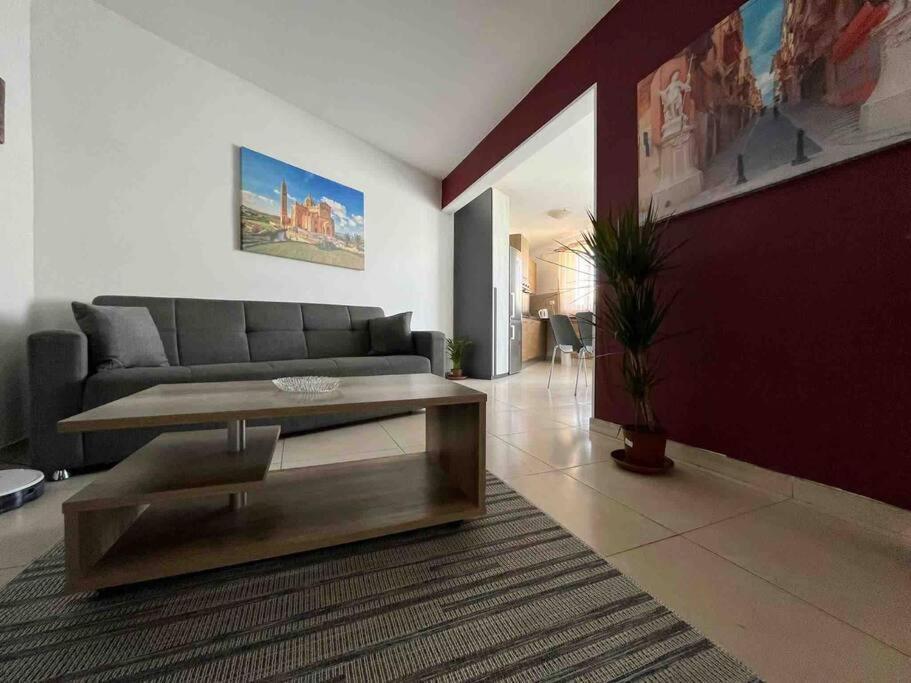 Lovely 3 Bedroom Apartment *